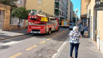 Los camiones de Bombers, en el lugar del incendio en la calle Lleida. Foto: Javier Díaz