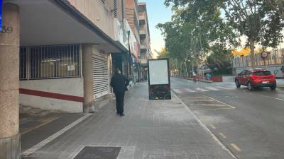 La pantalla está cerca del acceso al edificio de aparcamiento.