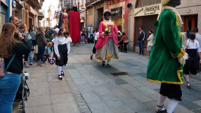 Els gegants, un dels elements del Seguici Popular passant pel carrer de la Cort. FOTO: Àngel Juanpere