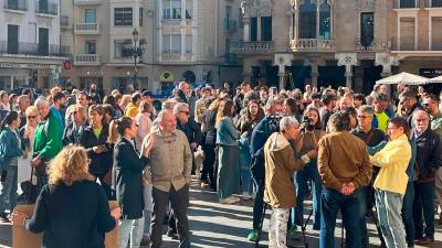 Vecinos manifestándose en la plaza del Mercadal. Foto: Alfredo