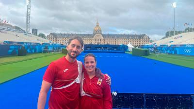 Pablo Acha y Elia Canales, en el campo de tiro situado en la Explanada de los Inválidos. foto: rfeta