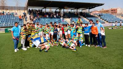 El equipo de la Unió Rugby Sud y SEL Vilanova celebra el título de Tercera Catalana. FOTO: cedida