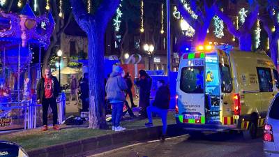 Una ambulancia en la Rambla Nova, donde ha tenido lugar el segundo apuñalamiento. Foto: Ana Rivera