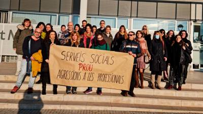 Los empleados de Serveis Socials, protestando en las puertas de la sede ubicada en el barrio de La Granja. FOTO: Cedida