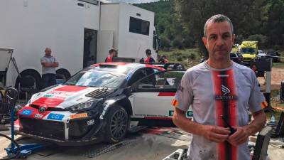 Carles Vilella, coordinador de test de WRC, junto al Toyota Yaris. foto: Iván Jerez