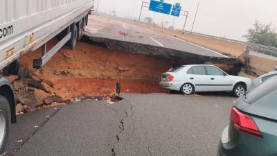 Estado en el que se encuentra el denominado 'Bypass de Valencia' de la A-7, sentido Alicante, a la altura de la salida hacia 336 la A-3, a causa de las fuertes tormentas caídas en la península. Foto: EFE