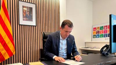 El conseller de Pesca de la Generalitat, Òscar Ordeig, ayer, firmando la carta para Costa Kadis. foto: cedida