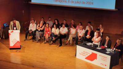 Fran Morancho, a la izquierda, durante su intervención ante los delegados, acompañado por la nueva ejecutiva. Foto: Àngel Juanpere