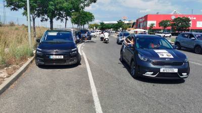 Los participantes hicieron una marcha lenta por la T-11 y el polígono Les Gavarres. foto Àngel Juanpere