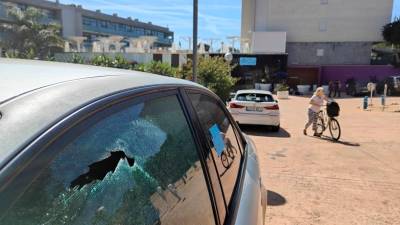 Restos de las ráfagas de bala en uno de los vehículos estacionados en el lugar de los hechos. Foto: Iván Alcalá