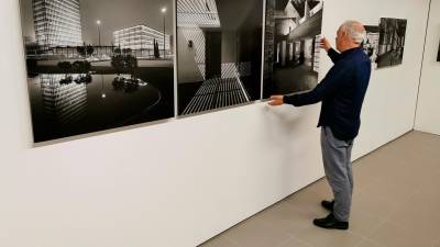 Jordi París muntant l’exposició al Museu de Valls amb fotos de Francesc Català-Roca. Foto: Àngel Juanpere