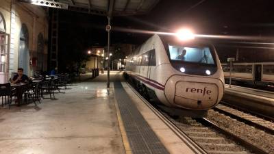 El Avant en la estación de Tortosa, poco antes de salir hacia Barcelona, en el primer día del caos ferroviario. FOTO: Sílvia Fornós