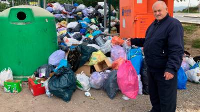 Muchos vecinos de L’Arboç llevan las basuras al área de emergencia. FOTO. JMB