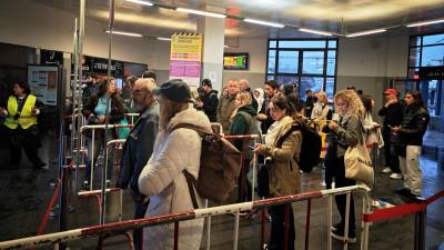 Los usuarios afrontan con “resignación” y menos afluencia de la habitual en el servicio de autobuses. Foto: Núria Riu