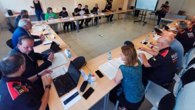 Reunión de trabajo entre Mossos y Agents Rurals en las dependencias de los Mossos en Campclar donde se ha explicado el acuerdo. Foto: Àngel Juanpere