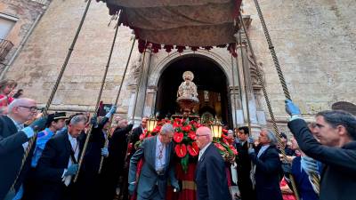 Pasades les vuit del vespre, la imatge de Sant Pere va sortir de la Prioral. Foto: A. González