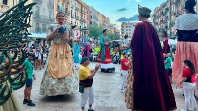 La Geganta Frida se luce por las calles de Tarragona. Foto: Ajuntament de Tarragona