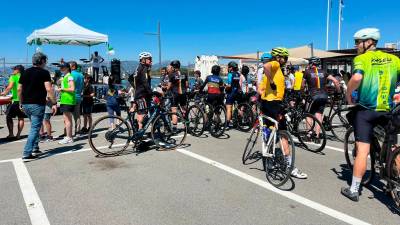Un grupo de ciclistas se han hecho más de 60 km para colaborar en la lucha. Foto: J.Vernet