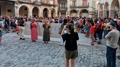 Els participants a la plaça del Blat durant la lectura del manifest. Foto: Àngel Juanpere