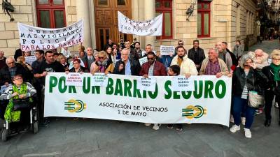 Manifestantes que han salido a protestar esta tarde de viernes 26 de enero en la plaza del Mercadal de Reus. Foto: Alfredo González