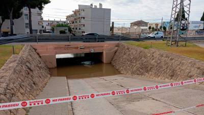 Un coche atrapado en el paso soterrado de la N-340 en el Racó del César de Creixell. Foto: DT