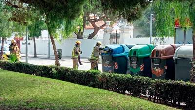 Los bomberos mojan el contenedor de papel en Comna-ruga.