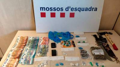 Los agentes localizaron más de 2.000 euros fraccionados en monedas y billetes. FOTO: Mossos d’Esquadra