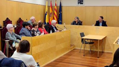 El alcalde, Pere Segura, escuchando y respondiendo a las propuestas del Consell, en la sala de plenos. Foto: Genís Agustín Machado