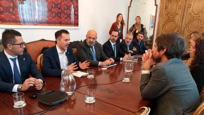 L’alcalde de Tortosa Jordi Jordan parlant amb el ministre de Cultura, Ernest Urtasun. FOTO: Ajuntament de Tortosa