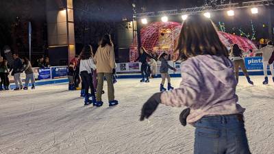 La pista de patinaje sobre hielo, en una imagen de la anterior campaña de Navidad, en la plaza de la Llibertat. Foto: Àngel Ullate