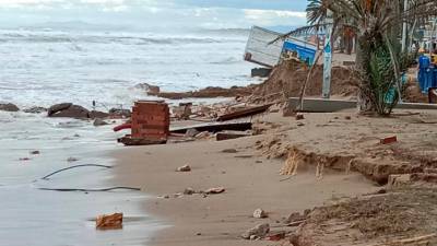 Efectos de un temporal sobre la playa de Calafell.