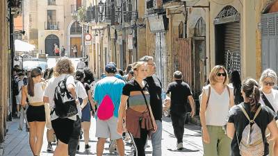 La calle Merceria y la Plaça del Fòrum son una de las zonas con presencia de pisos turísticos. Foto: Pere Ferré