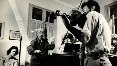 1950. Pau Casals fent classe al violinista Alexander Schneider a la casa de Prada de Conflent. Foto: Fundació Pau Casals. Fons Pau Casals (ANC)