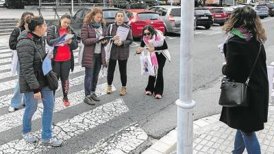 Las participantes fueron anotando cuestiones a mejorar y aspectos positivos para promover en el espacio público. Foto: Àngel Ullate