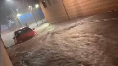 Un coche aparcado en la calle Mar de El Serrallo. Foto: Jeff Aviles