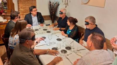 Los últimos cuatro alcaldes de Tarragona junto al presidente de la ONCE en Tarragona (al centro) y otros miembros de la entidad. Foto: Norián Muñoz