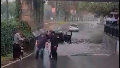 Imagen de las dos personas, saliendo del vehiculo atrapado bajo el puente. Foto: Mossos d’Esquadra