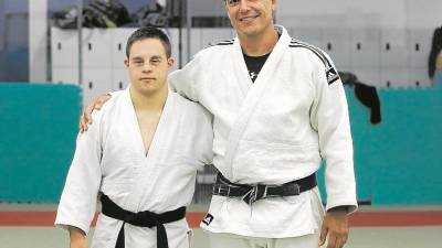 Eloi, al lado de su entrenador Javi Rodr&iacute;guez, es humilde en su carrera como judoka en la que la constancia ha sido clave. Foto: pere ferr&eacute;