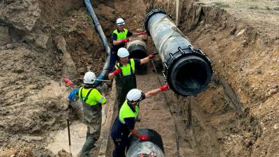 Reparación de un tramo de la cañería del CAT que lleva agua del Ebre a Tarragona. Foto: DT