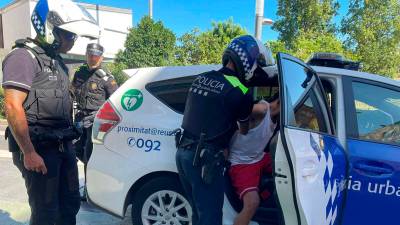 El presunto autor de los actos vandálicos, entrando en el coche policial. Foto: DT