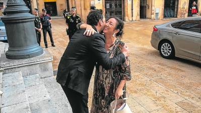 Abrazo entre el alcalde de Tarragona y la consellera de Economia, Alícia Romero, ayer. Foto: Marc Bosch