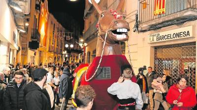 La cercavila, recorrent els carrers de Valls. A la imatge, la Mulassa. Foto: Alba Mariné