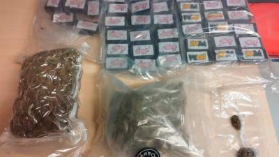 Los agentes incautaron tres bolsas envasadas con marihuana y tres bolsas más, con cuarenta y siete tabletas de hachís. Foto: Mossos d’Esquadra