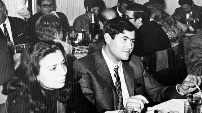 Joan Cabré i Josefina Prim dinant al restaurant Carlos I de Miami Platja l’1 d’abril de 1970.