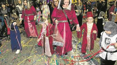 Móra d’Ebre recuperó ayer su lucido Carnaval. FOTO: Joan Revillas