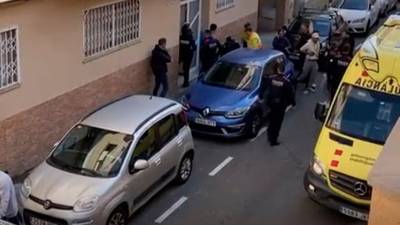 Los equipos de emergencias y cuerpos policiales acudieron al edificio.