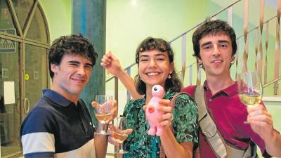 Arnau Sanromà, a la derecha, celebra el premio con sus compañeros. Foto: Cedida