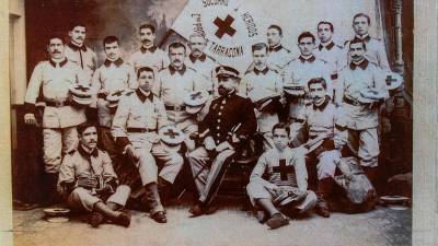 Imagen de 1909 de las Tropas de Socorro de la Creu Roja, foto que encabeza la exposición. Foto: Cedida