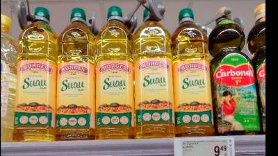 Botellas de aceite protegidas con sistemas antirrobo en un supermercado de Tarragona. Foto: DT