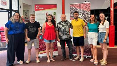 Miembros de la colla castellera Nens del Vendrell y de la asociación Aspercamp.